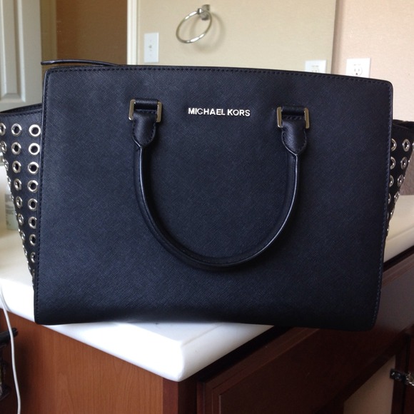 ON HOLD: Authentic Michael Kors shoulder bag