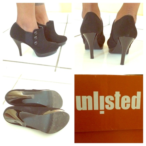 👠 Black Booties with side button detail 👠