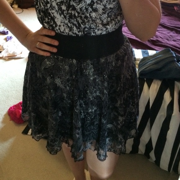 ✨Black & White Patterned Skirt✨ - Picture 3 of 4