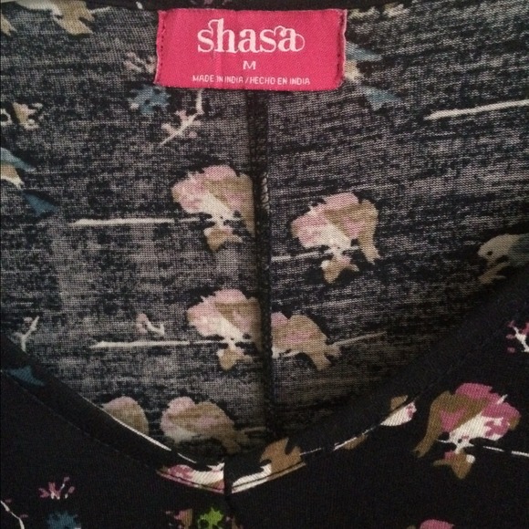 Unworn v-neck top with a cute bird pattern - Picture 2 of 3