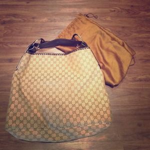 ON HOLD! Gucci hobo handbag comes with dust bag