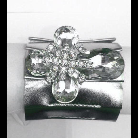 Crystal Flower Metallic Silver Bracelet - Picture 2 of 3