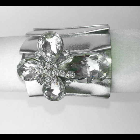 Crystal Flower Metallic Silver Bracelet - Picture 3 of 3