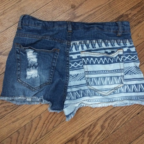 Shorts with Aztec print - Picture 2 of 2