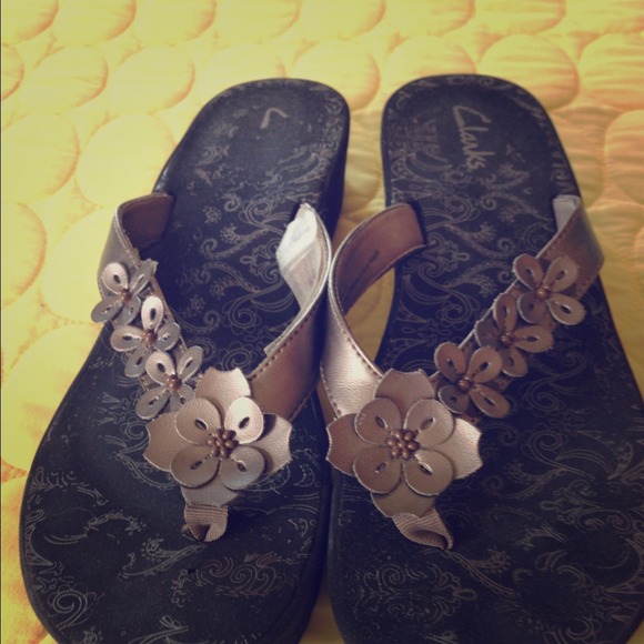 Clark's Silver flower flip flops