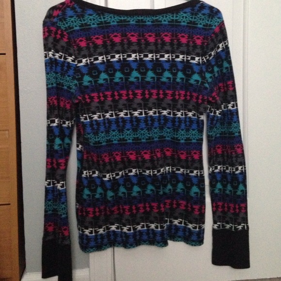 Long Sleeve Tribal Print V-Neck - Picture 2 of 2