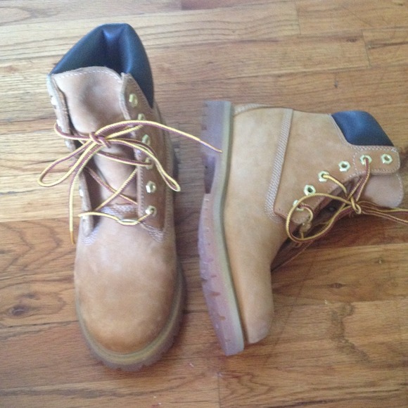 Adorable brand new construction boot!