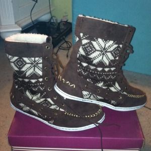 Light weight boots, goes up a quarter up calf