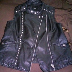 Vest with zipper close