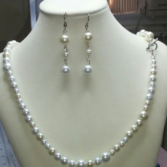 Faux pearl necklace and earring set