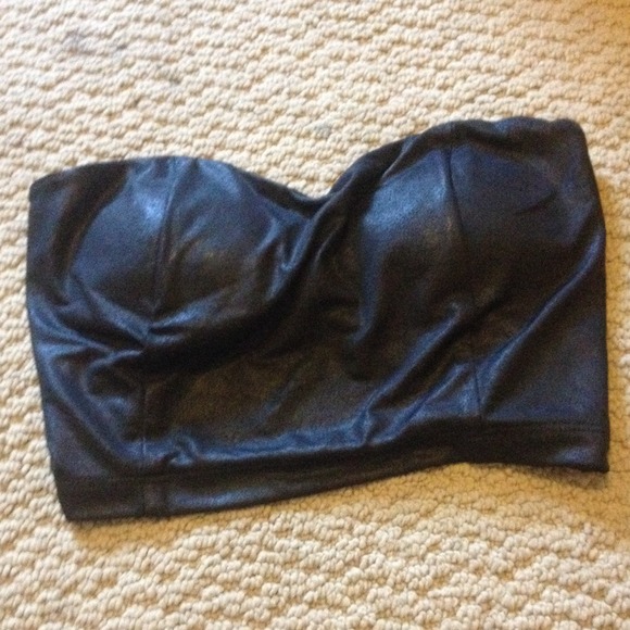 Tops - Black strapless crop top