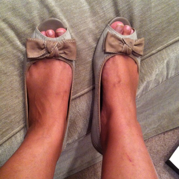 Peep toe work shoes