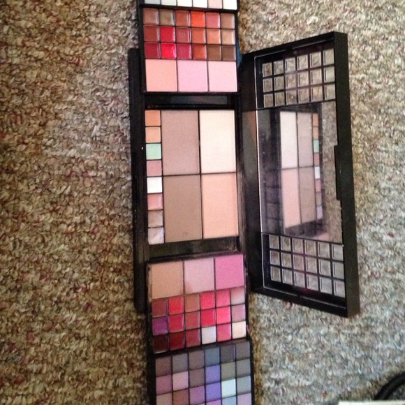 ELF make up - Picture 2 of 3