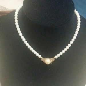 Classy pearl choker