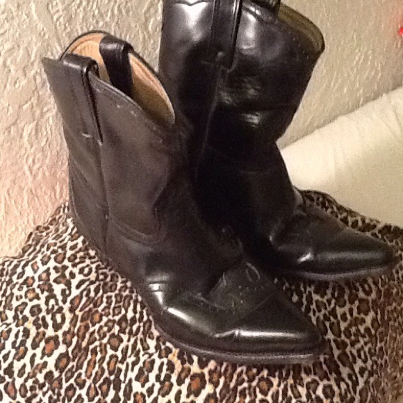 COWGIRL BOOTS