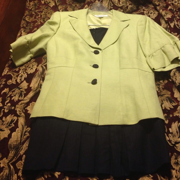 Suit.   new with out ticket never been use.