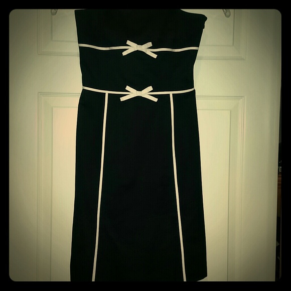 Simple Elegant White Trimmed Black Strapless Dress