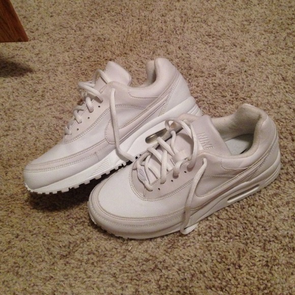 White nikes 4.5