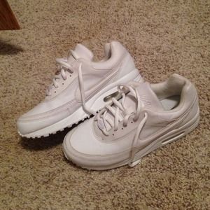 White nikes 4.5
