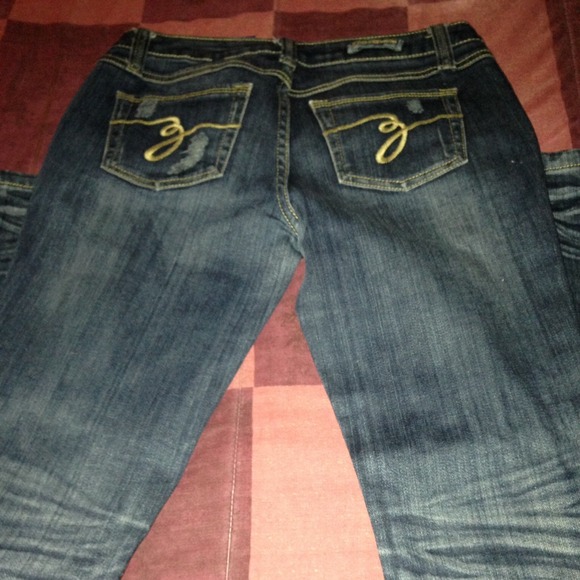 Distressed denim - Picture 2 of 3