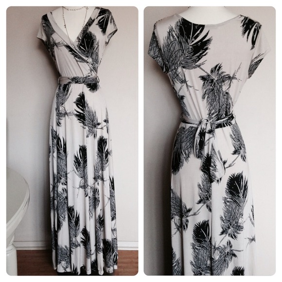 Dresses & Skirts - 🎉Stunning Taupe Maxi