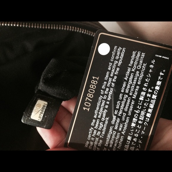 ⛔️SOLD⛔️Chanel Calfskin Diamond Stitch Zip Tote - Picture 4 of 4