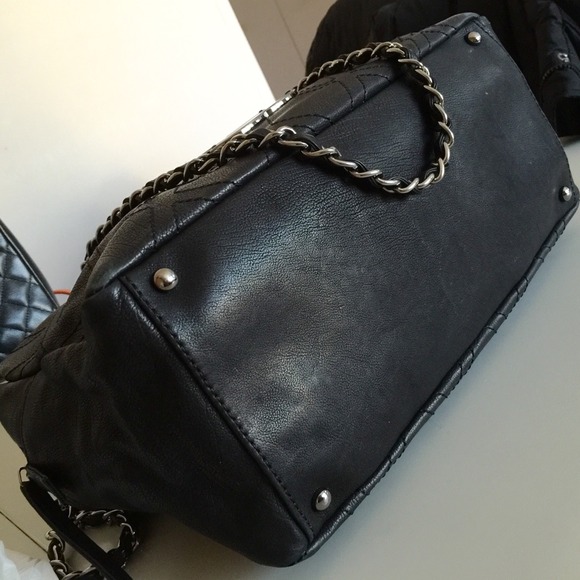 ⛔️SOLD⛔️Chanel Calfskin Diamond Stitch Zip Tote - Picture 3 of 4