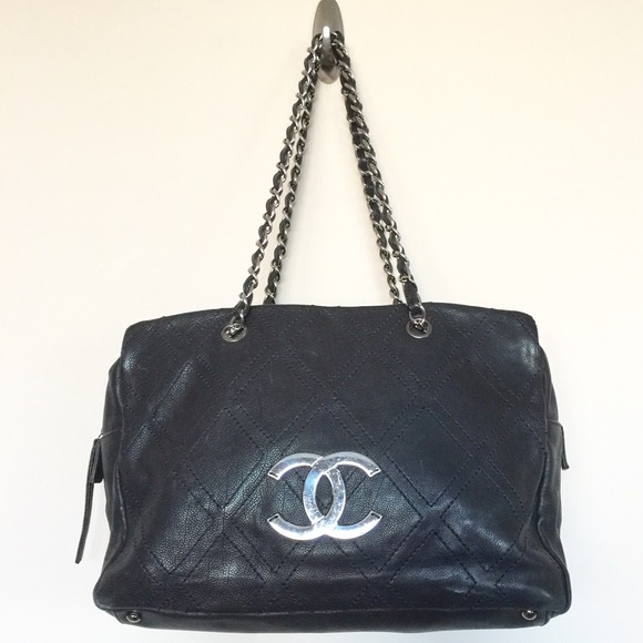 ⛔️SOLD⛔️Chanel Calfskin Diamond Stitch Zip Tote - Picture 2 of 4
