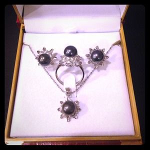 Genuine fresh water black pearl jewelry set nib