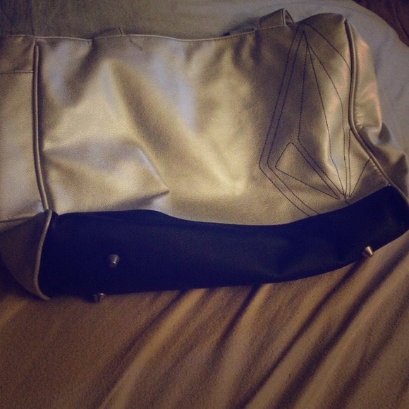 Super cute Volcom luggage tote!! - Picture 1 of 3