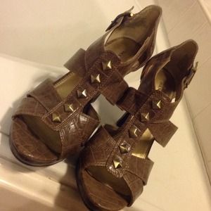 Gorgeous olive colored Dana Buchman pumps