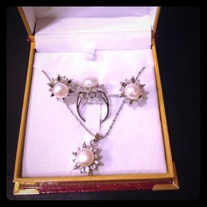 Genuine fresh water pearl jewelry set nib