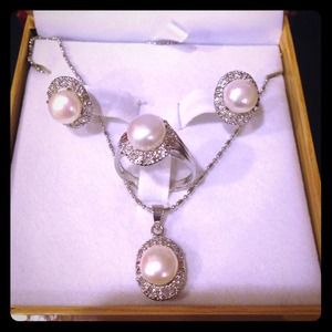 Genuine fresh water pearl jewelry set new in box
