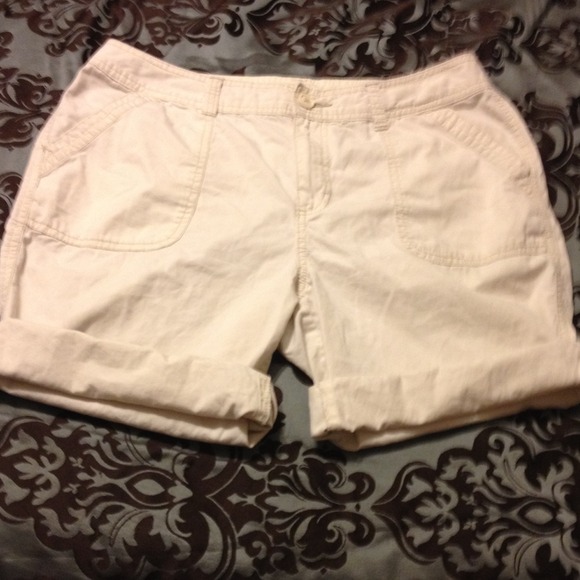 ST JOHN'S BAY LIGHT TAN BERMUDA SHORTS - Picture 4 of 4