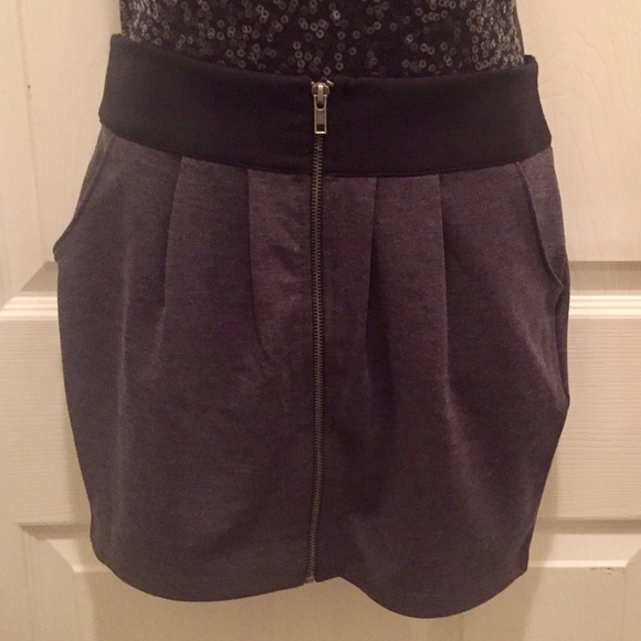 Cute Zipper Skirt w/pockets - Picture 3 of 4