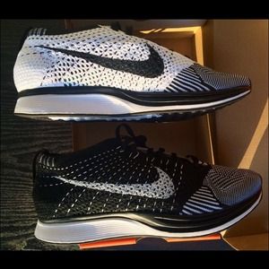 DeadStock Nike Flyknit Racer White/Black