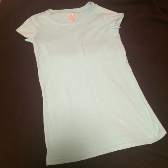 Three solid color t-shirts - Picture 4 of 4