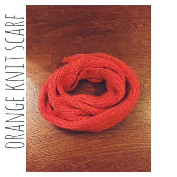 🚫SOLD🚫Orange knitted scarf