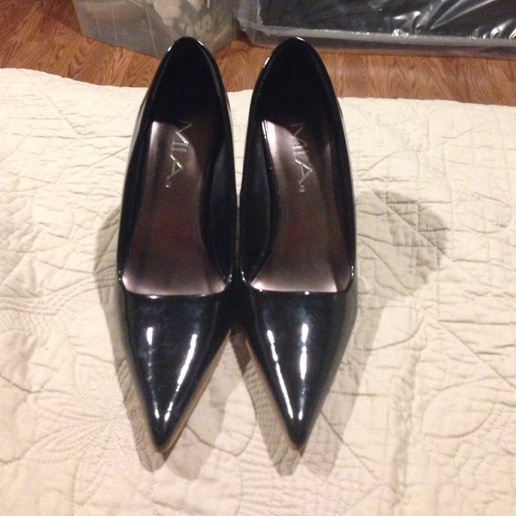 MIA black point-toe heals