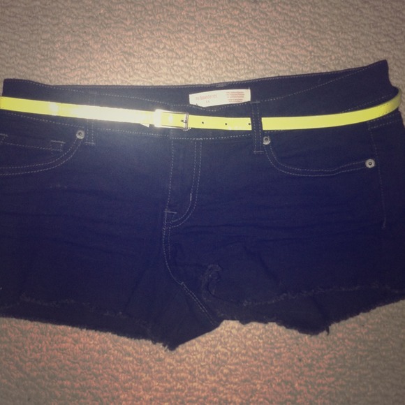 Black shorts w/ thin yellow belt