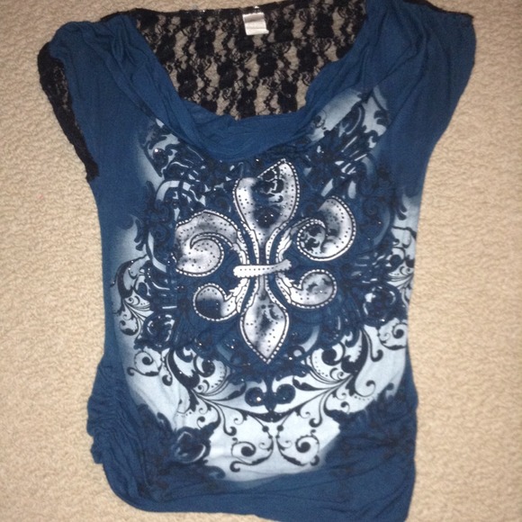 Graphic tee w/ a lace back