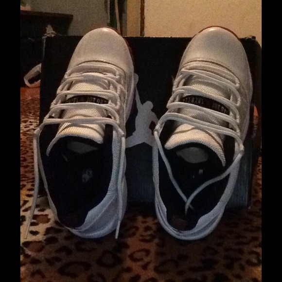 Cherry red low top 11's 🍒 gently used offer up