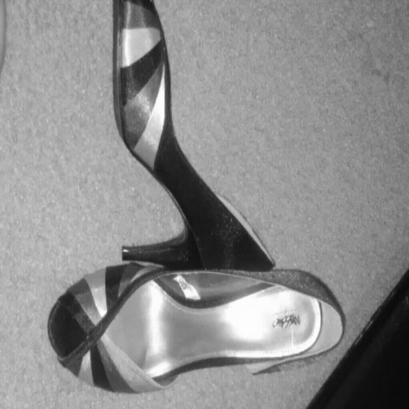 Black, grey, and silver peep toed pump