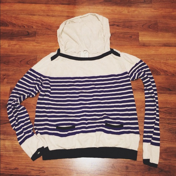 Medium Urban Outfitters Cropped Hoodie