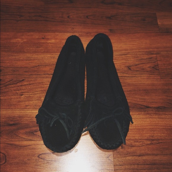 6.5 Minnetonka Black Moccasins