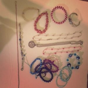 Jewlery lot. 4 necklaces, 15 bracelets.