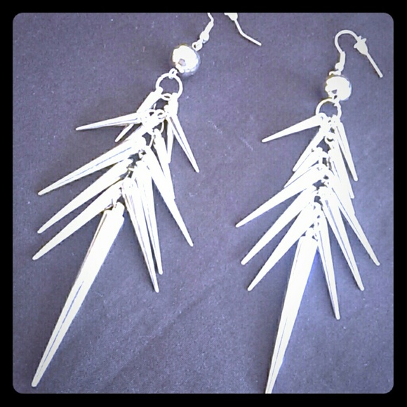?? Dangling sliver spiked earrings ??