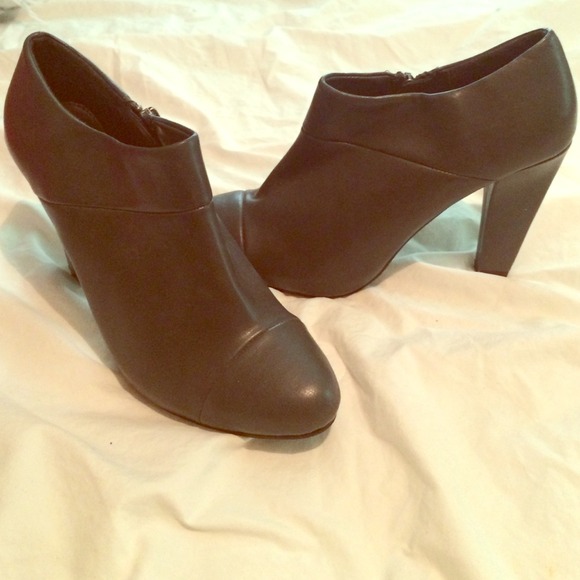 Grey dress booties with inside zipper
