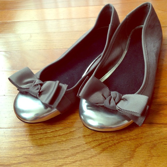 Adorable silver bow flats
