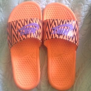 🎀ON HOLD🎀 Nike Slides